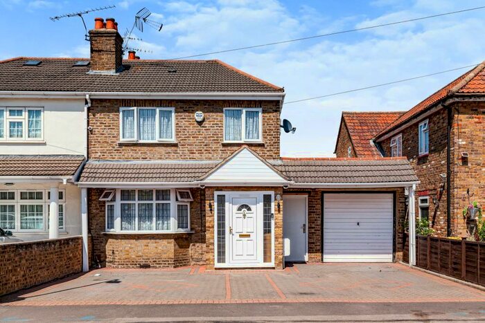 3 Bedroom Semi-Detached House To Rent In St Paul's Avenue, Slough, SL2