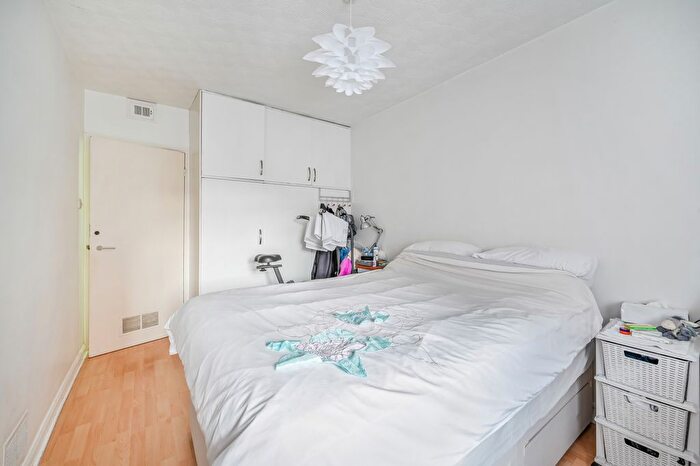 1 Bedroom Flat To Rent In Morden Road, South Wimbledon, SW19