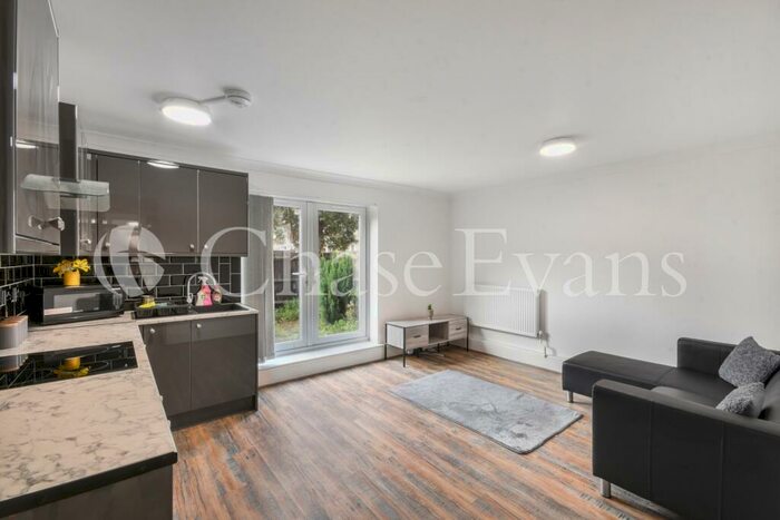 2 Bedroom Apartment To Rent In Salisbury Close, Elephant & Castle, SE17