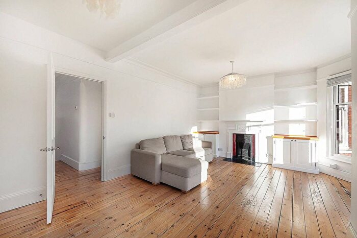 2 Bedroom Flat For Sale In Burnbury Road, Balham, London, SW12