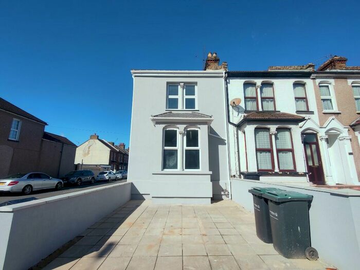 3 Bedroom Semi-Detached House To Rent In Pelham Road, Gravesend, Kent, DA11