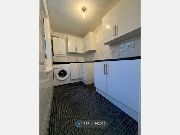 2 Bedroom Flat To Rent In Ashville Road, Leytonstone, E11