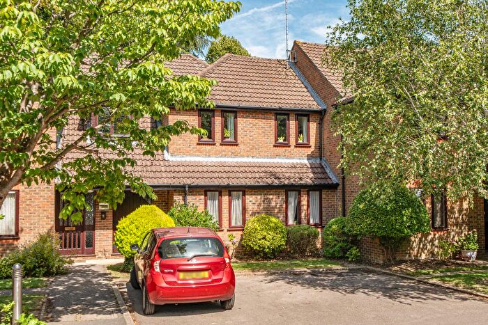 2 Bedroom Flat For Sale In Beechwood Park, Leatherhead, KT22