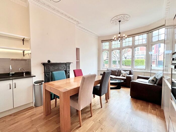 4 Bedroom Flat To Rent In Heathfield Park, NW2