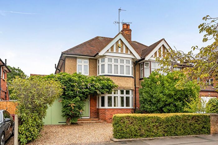 3 Bedroom Semi Detached House For Sale In Kenilworth Avenue, Reading, Berkshire, RG30