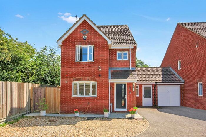3 Bedroom Link Detached House For Sale In Coltsfoot Road, Rushden, NN10