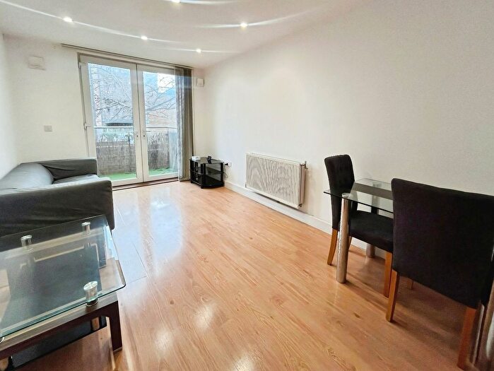 1 Bedroom Flat To Rent In Pontes Avenue, Hounslow, TW3