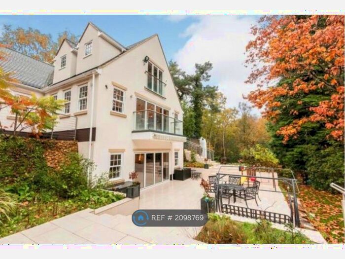 5 Bedroom Detached House To Rent In High View Road, Lightwater, GU18