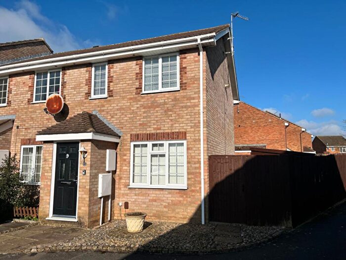 2 Bedroom End Of Terrace House For Sale In Sitwell Close, Newport Pagnell, MK16
