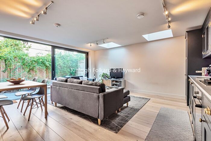 3 Bedroom Flat To Rent In Gilbey Road, London, SW17