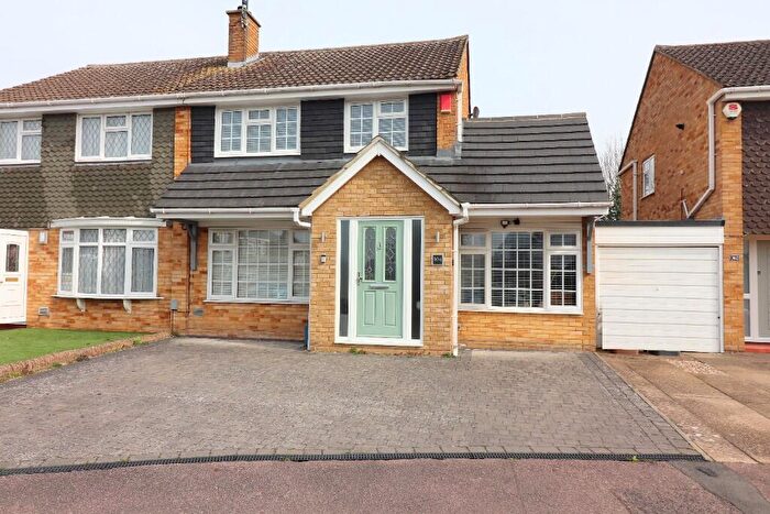 3 Bedroom Semi Detached House For Sale In Turnpike Drive, Luton, Bedfordshire, LU3