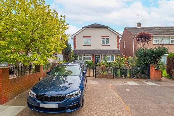 3 Bedroom Detached House For Sale In Chertsey Road, Twickenham, TW2