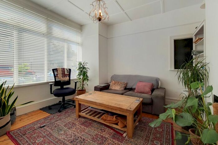 2 Bedroom Flat To Rent In Shelton Road, Wimbledon, SW19