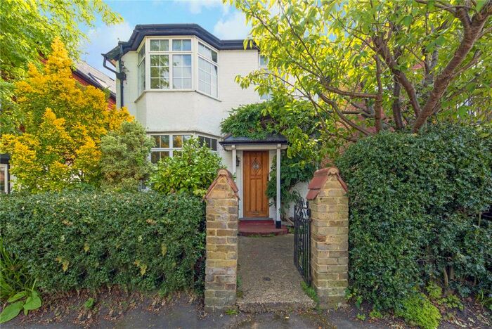 3 Bedroom Detached House To Rent In Kings Road, Walton-on-Thames, KT12