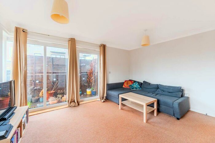 1 Bedroom Flat To Rent In Otter Drive, Carshalton, , Carshalton, SM5