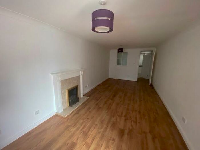 1 Bedroom Ground Flat To Rent In Emlea Court, Lodge Road, Southampton, Hampshire, SO14