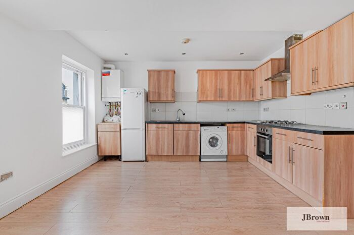 2 Bedroom Flat To Rent In A High Street, London, SE25