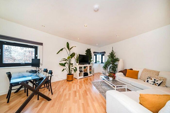 2 Bedroom Flat To Rent In Rich Street, Limehouse, London, E14