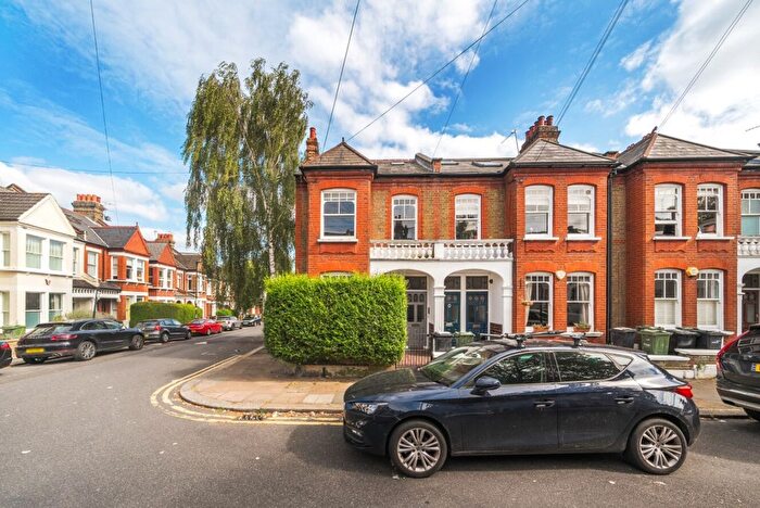 2 Bedroom Flat To Rent In Hambalt Road, Clapham, London, SW4