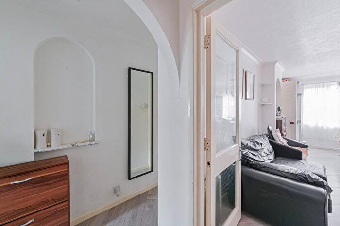 2 Bedroom Flat For Sale In Lowry Crescent, Mitcham, CR4