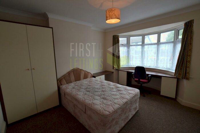 4 Bedroom Semi-Detached House To Rent In Welford Road, Clarendon Park, LE2