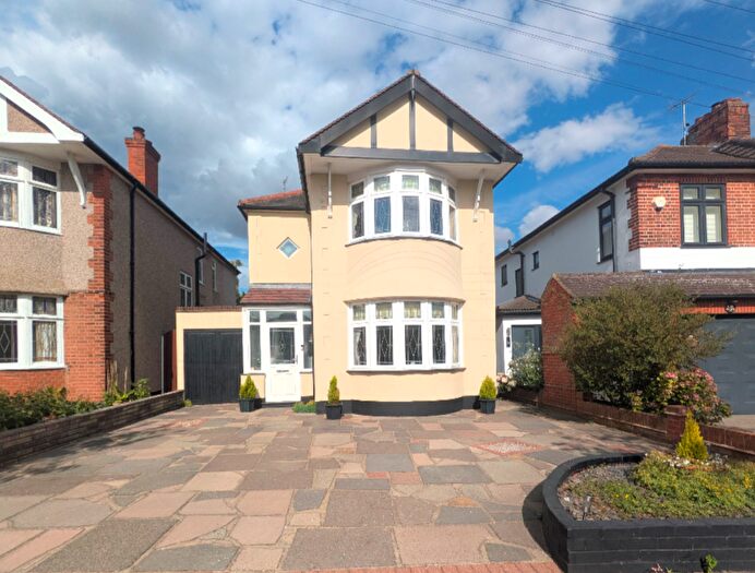 3 Bedroom Detached House For Sale In Hall Park Road, Greater London, Upminster, RM14