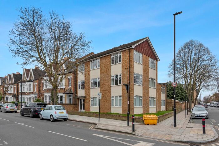 3 Bedroom Flat To Rent In Elms Road, Islington, SW4