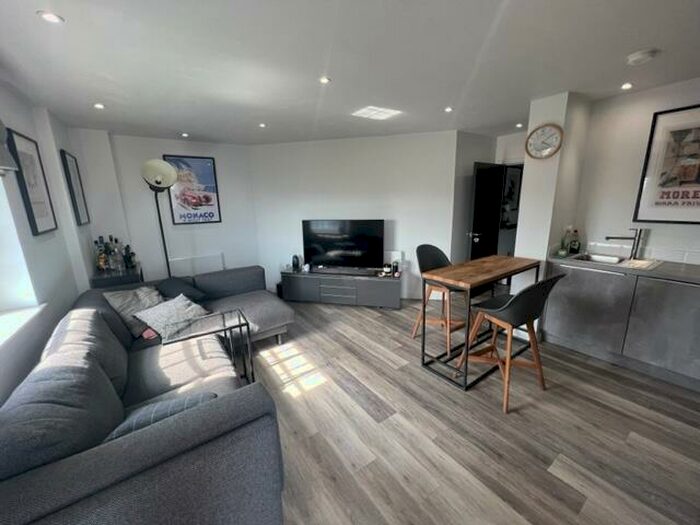 2 Bedroom Apartment To Rent In Trade Street, Cardiff, CF10