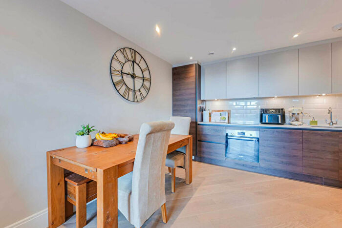 2 Bedroom Flat For Sale In Leigh Road, Leigh On Sea, SS9