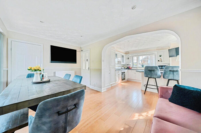 4 Bedroom Detached House For Sale In Marlowe Way, Swindon, SN4