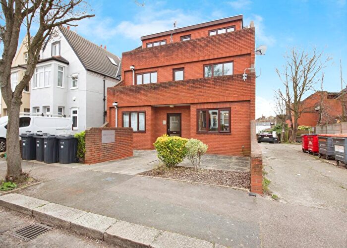 1 Bedroom Apartment To Rent In Claremont Grove, Woodford Green, IG8