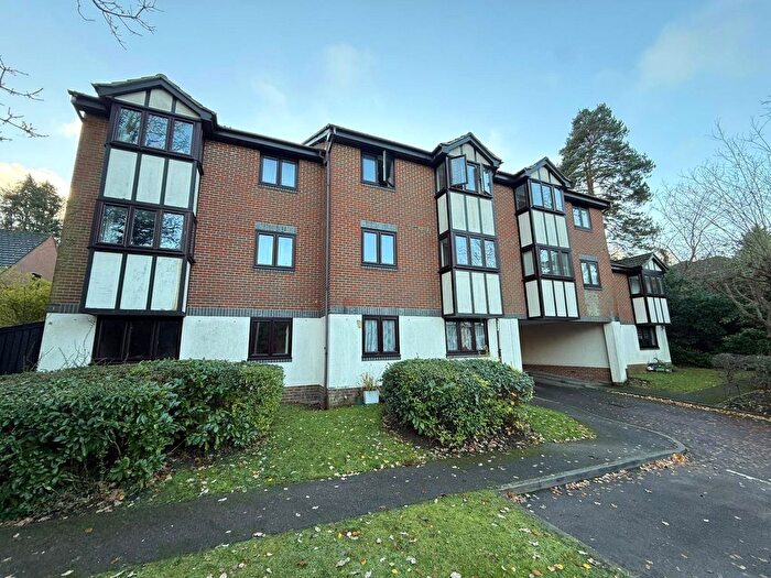1 Bedroom Flat For Sale In Woodpeckers, Crowthorne Road, Bracknell, Berkshire, RG12