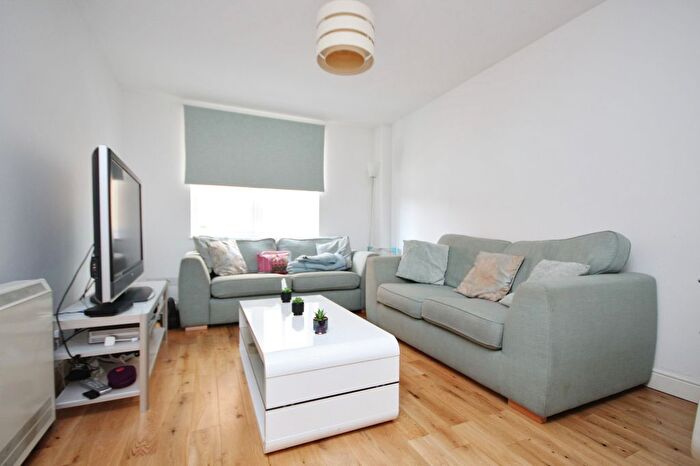 1 Bedroom Flat To Rent In Skyline Plaza Building, Commercial Road, London, E1