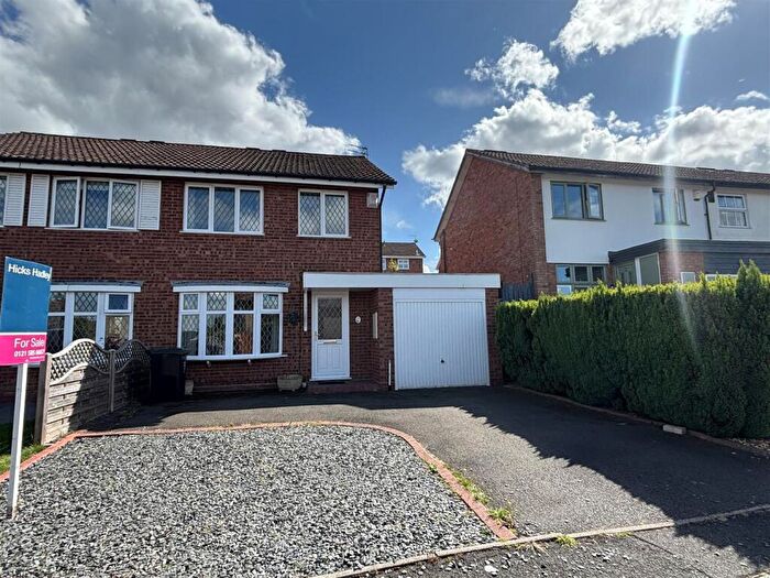 3 Bedroom Semi-Detached House For Sale In Sidlaw Close, Halesowen, B63