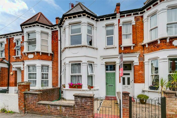 3 Bedroom Apartment To Rent In Osborne Road, London, NW2