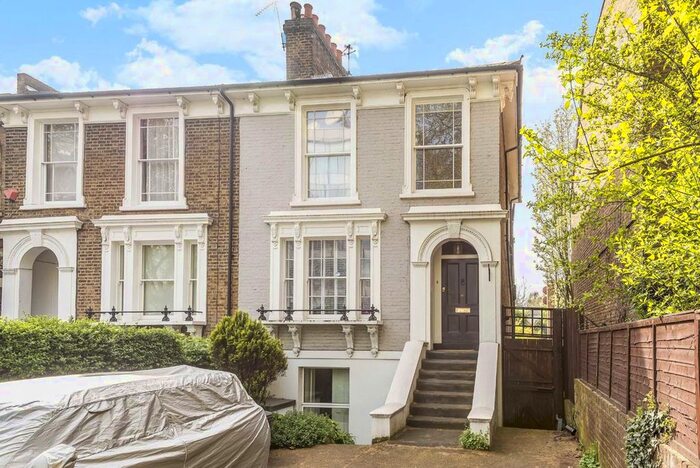 3 Bedroom Flat To Rent In Chiswick High Road, London, W4