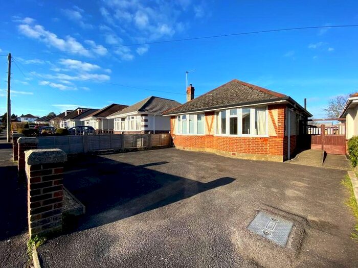 2 Bedroom Detached Bungalow To Rent In Kingsbere Avenue, Bournemouth, BH10