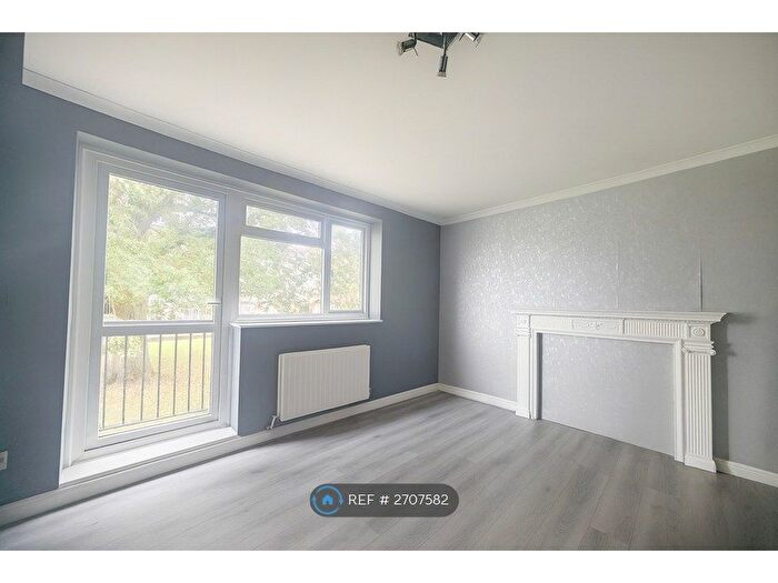 2 Bedroom Flat To Rent In Homefield Gardens, Tadworth, KT20