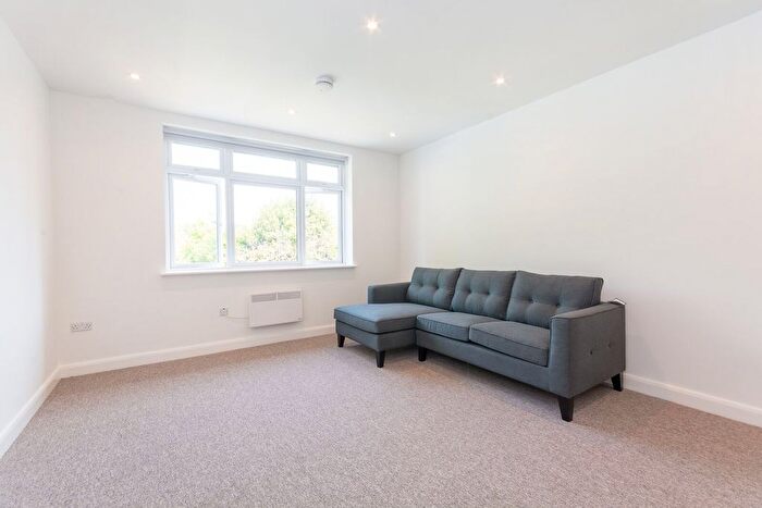 3 Bedroom Flat To Rent In Gunnersbury Avenue, Ealing, London, W5