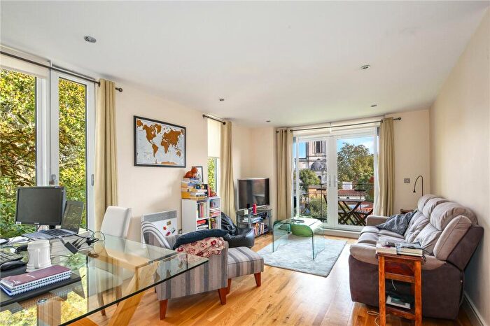 2 Bedroom Flat To Rent In Grosvenor Court, Wharf Lane, London, E14