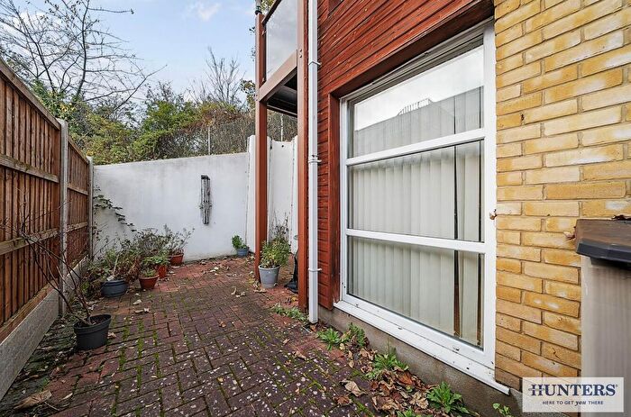 2 Bedroom Flat For Sale In Central Avenue, Welling, DA16