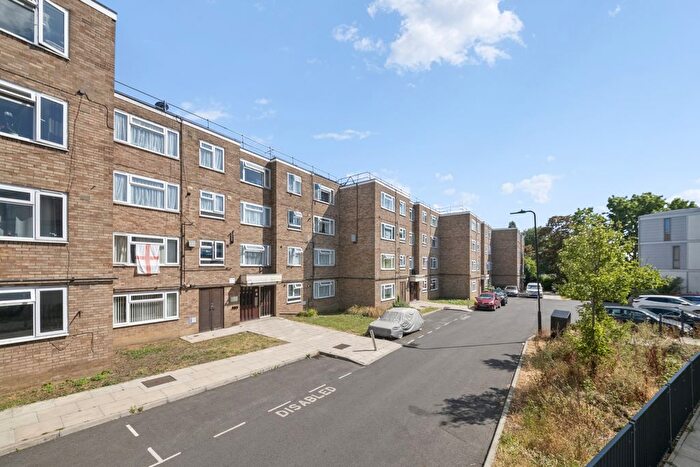2 Bedroom Flat For Sale In Lambourn Close, Hanwell, W7