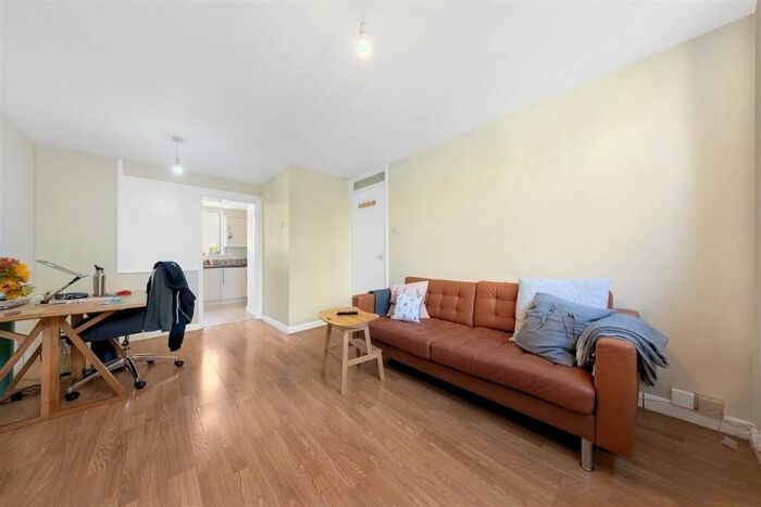 2 Bedroom Flat To Rent In Foxley Square, London, SW9