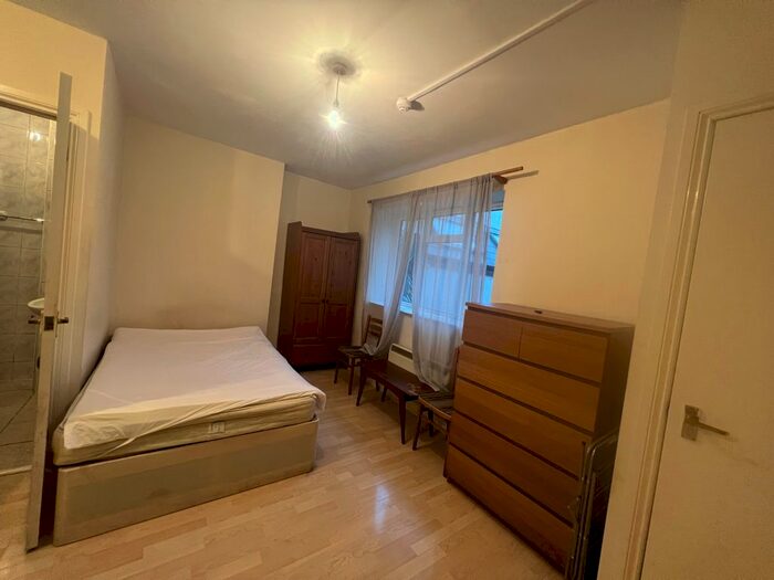 Studio To Rent In Walm Lane, Willesden Green NW2