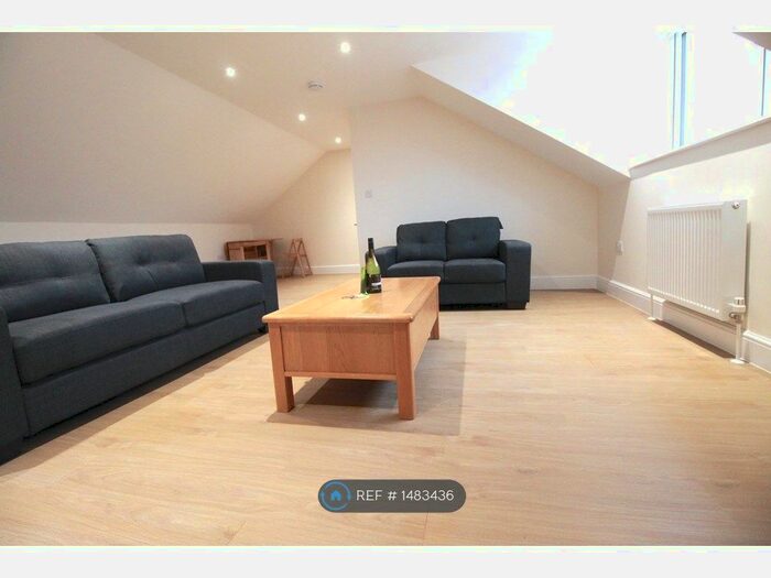 3 Bedroom Flat To Rent In High Road, London, N12