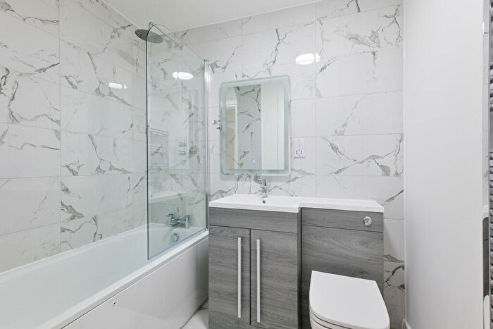 2 Bedroom Apartment To Rent In Flat Woodcote Reservoir, CR8