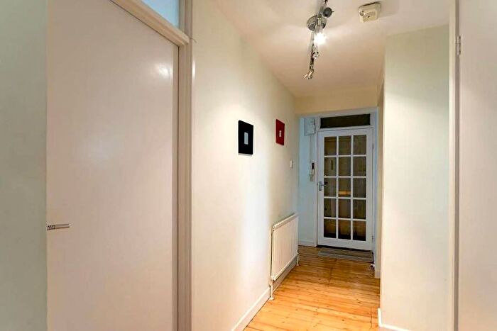 3 Bedroom Flat To Rent In Brick Farm Close, Kew, Richmond, TW9