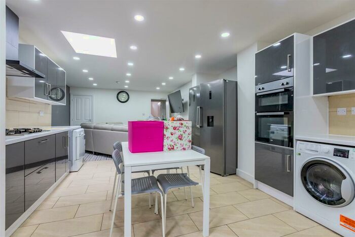 6 Bedroom House To Rent In Metchley Lane, Birmingham, B17