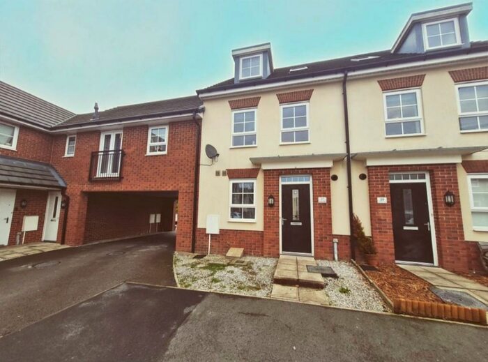 4 Bedroom Town House To Rent In Rayleigh Close, Radcliffe, Manchester, M26
