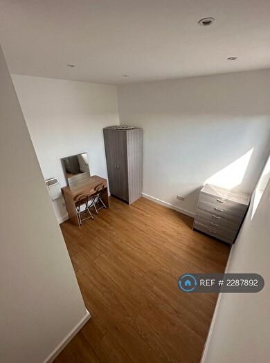 Studio To Rent In Green Lanes, London, N13